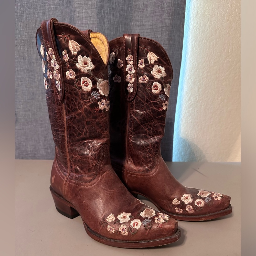 Women’s Cavender’s embroidered Boots
